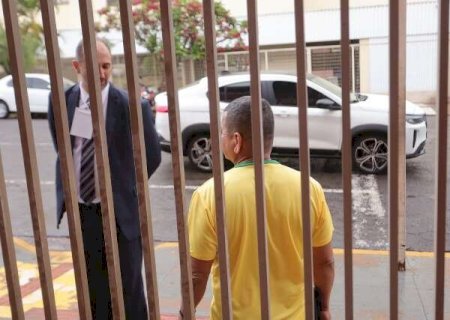 An&uacute;ncio de hor&aacute;rio estendido de vota&ccedil;&atilde;o gera confus&atilde;o na porta de escolas