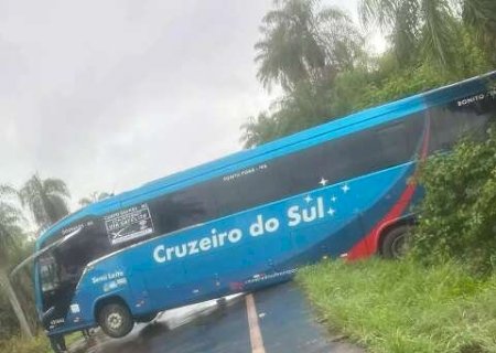 &Ocirc;nibus que trafegava em pista molhada fecha rodovia no interior