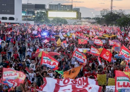 Milhares de estudantes tomam a Esplanada em apoio a Lula