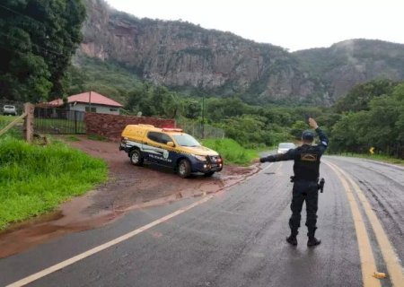 Policial rodovi&aacute;rio entra em surto e trava tr&acirc;nsito na BR-267 em Jardim