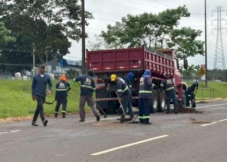 Ap&oacute;s &ldquo;strike&rdquo; de 11 carros, Prefeitura tapa buracos na Jo&atilde;o Arinos