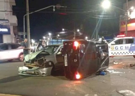 Batida entre carros termina com ve&iacute;culo tombado no Centro