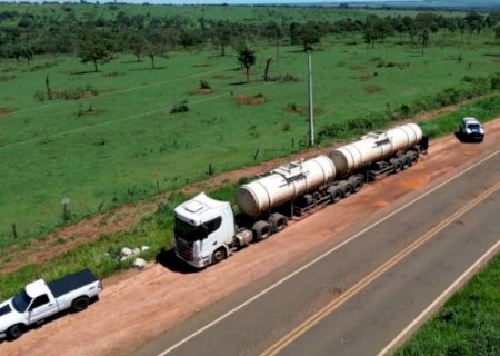 Ladr&otilde;es fazem motorista ref&eacute;m e roubam carga de combust&iacute;vel de bitrem