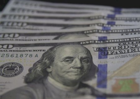 D&oacute;lar sobe pelo segundo dia e fecha a R$ 5,04 com petr&oacute;leo em alta