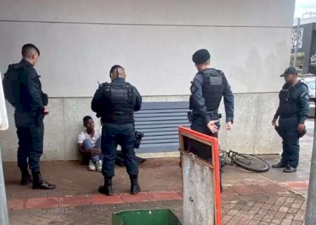 Homem &eacute; encontrado sentado na cal&ccedil;ada horas ap&oacute;s tentar furtar celular