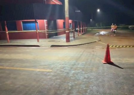 Dupla em moto atira mais de seis vezes contra jovem em esquina