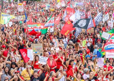 Milhares ocupam Copacabana em ato pela democracia e em apoio a Lula