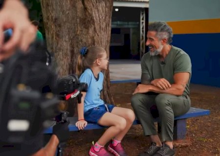 Mion faz visita surpresa a f&atilde; durante grava&ccedil;&atilde;o secreta em MS