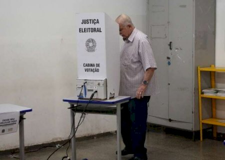 Mesmo sem obriga&ccedil;&atilde;o, idosos chegam cedo &agrave;s urnas para votar