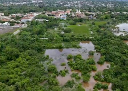 Rio avan&ccedil;a sem chuva sobre &aacute;rea &agrave;s margens do C&oacute;rrego Jo&atilde;o Dias
