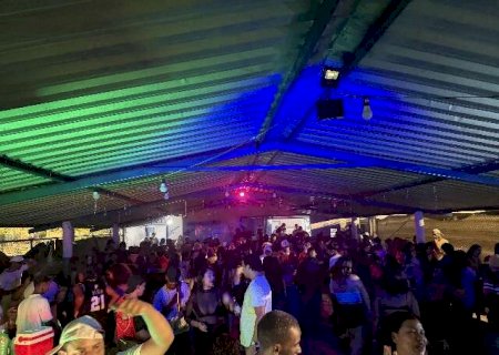 No Tiradentes, baile agita comunidade com funk no som automotivo