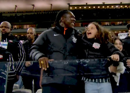 Seedorf acompanha jogo do Corinthians na arquibancada e faz "poropopó" com a torcida; vídeo