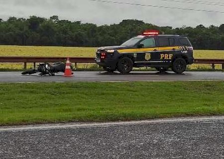 Motociclista invade pista contr&aacute;ria de rodovia e morre atropelado por carreta