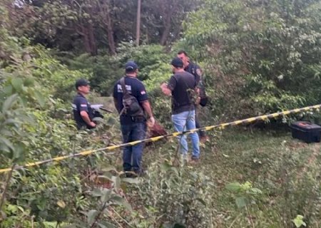 Corpo de homem &eacute; achado com marcas de tiro em mata na fronteira