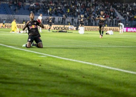 Chapecoense leva 3 gols do Bragantino e fica com um p&eacute; na S&eacute;rie B
