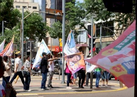 No &uacute;ltimo dia, militantes apostam na conversa para conquistar indecisos