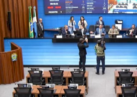 Assembleia suspende sess&atilde;o ap&oacute;s morte de esposa do deputado Z&eacute; Teixeira