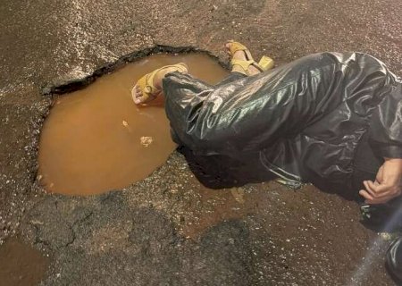 Motociclista bate em &ocirc;nibus ao desviar de buraco durante chuva