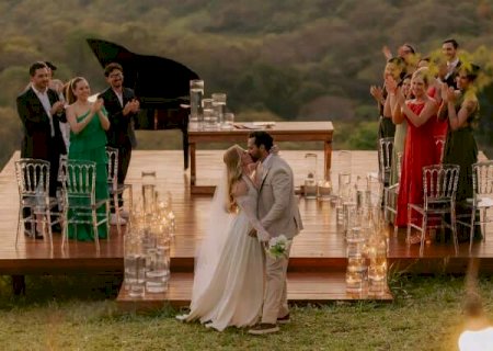 Casamento em mirante teve piano, p&ocirc;r do sol e 10 convidados