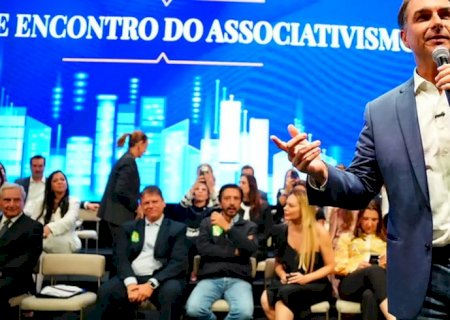 Flávio faz visita ao pai em prisão domiciliar e recebe apoios em SP