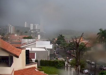 Chuva atinge bairros de Campo Grande e cidade segue em alerta de tempestade
