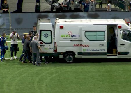 Zagueiro do Atlético-MG se choca no alto e sai do campo de ambulância; veja cena