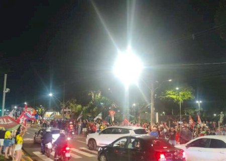 Reelei&ccedil;&atilde;o de Lula leva multid&atilde;o &agrave;s ruas de cidade onde ele perdeu