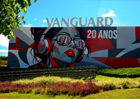Vanguard celebra 20 anos e transforma fachada em obra de arte