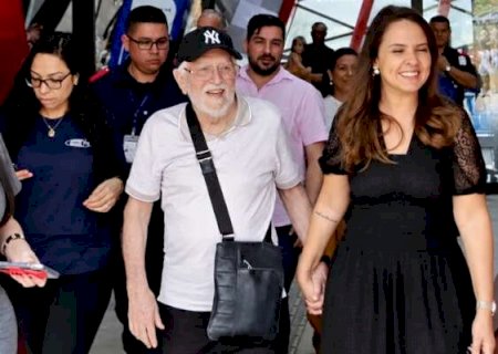A&ccedil;&atilde;o pede devolu&ccedil;&atilde;o de R$ 2 milh&otilde;es ao SUS por contrato com mulher de humorista
