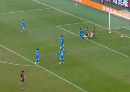 Time faz dois gols ao mesmo tempo em lance bizarro na China, mas árbitro não valida nenhum