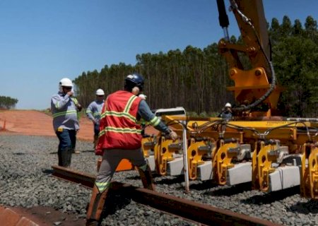 Ferrovia de 54 km come&ccedil;a a receber 95 mil dormentes para levar celulose