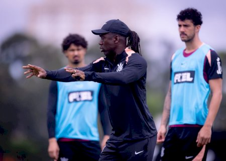 Seedorf muda rotina no Corinthians e deixa cortes na lista de relacionados para o dia do jogo