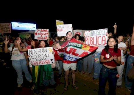 &ldquo;Ol&ecirc;, ol&ecirc;, ol&ecirc;, ol&aacute;!&rdquo;: estudantes lotam gin&aacute;sio em apoio a Lula na UFMS