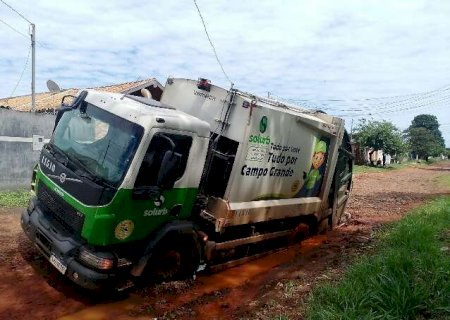 Caminh&atilde;o da Solurb atola em rua sem asfalto no Residencial Oliveira III