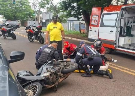 Colis&atilde;o entre carro e moto deixa mulher ferida na Vila Carlota