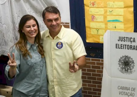 Ao votar no Rio de Janeiro, Flávio diz que representa a mudança