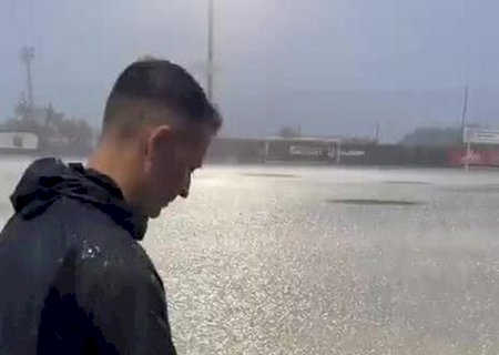 Árbitro viraliza ao fazer teste com a bola em campo alagado; veja o vídeo