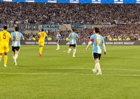 Técnico do Benim reclama em despedida de Messi: "Não nos deram nem uma foto"