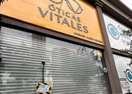 Cl&iacute;nica e &oacute;tica s&atilde;o interditadas e funcion&aacute;rio &eacute; levado &agrave; delegacia