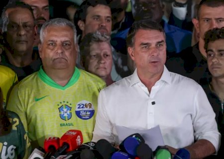 Flávio Bolsonaro cruza fronteira argentina e segue para o Equador