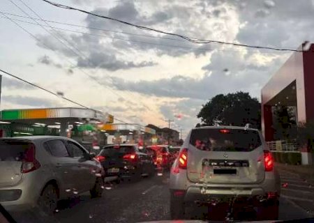 Sob alerta de tempestade, Capital tem c&eacute;u escuro e registro de garoa