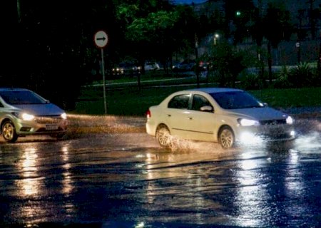 Previs&atilde;o se cumpre e sexta-feira termina com chuva em Campo Grande