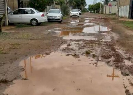 Com chuva ou sol, rua sem asfalto &eacute; problema no Parque dos Girass&oacute;is
