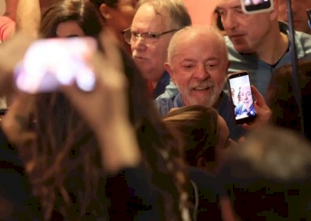 Lula agradece votos e diz que teve de vencer intromissão vinda de fora