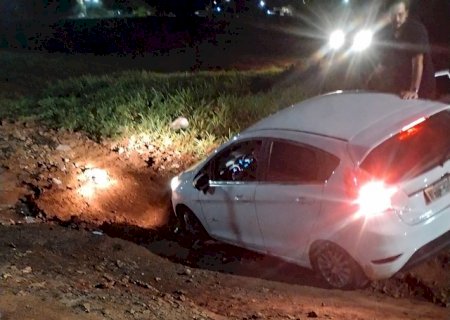 Cratera faz nova &ldquo;v&iacute;tima&rdquo; horas ap&oacute;s moradores denunciarem abandono